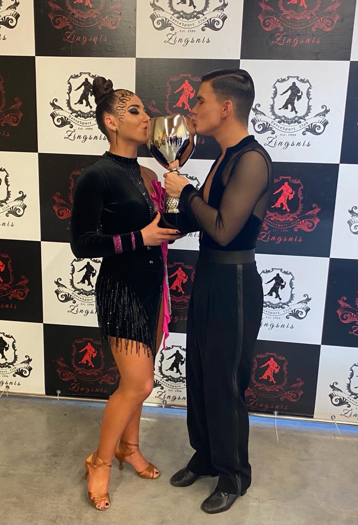 Qizlar ishtirokidagi erotik ish stoli fon rasmi